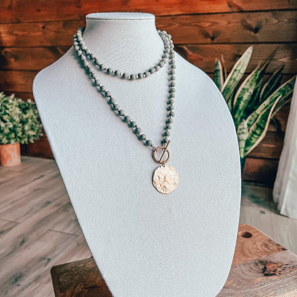 THE LUNA WOOD BEAD NECKLACE GRAY